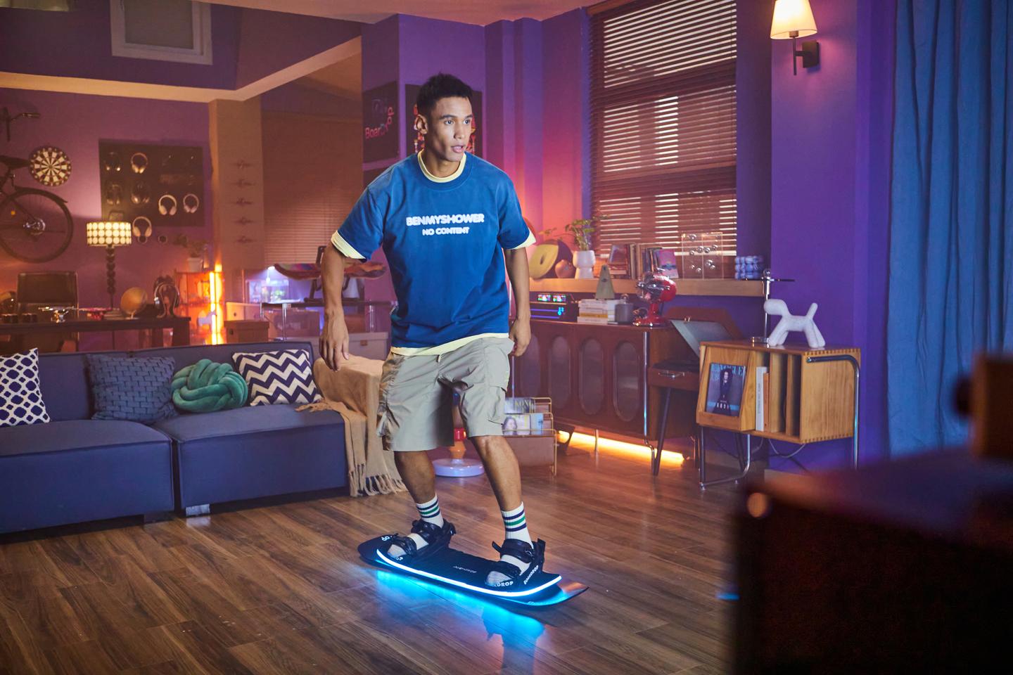 Multi-use board gets gamers snowboarding, skateboarding and balancing